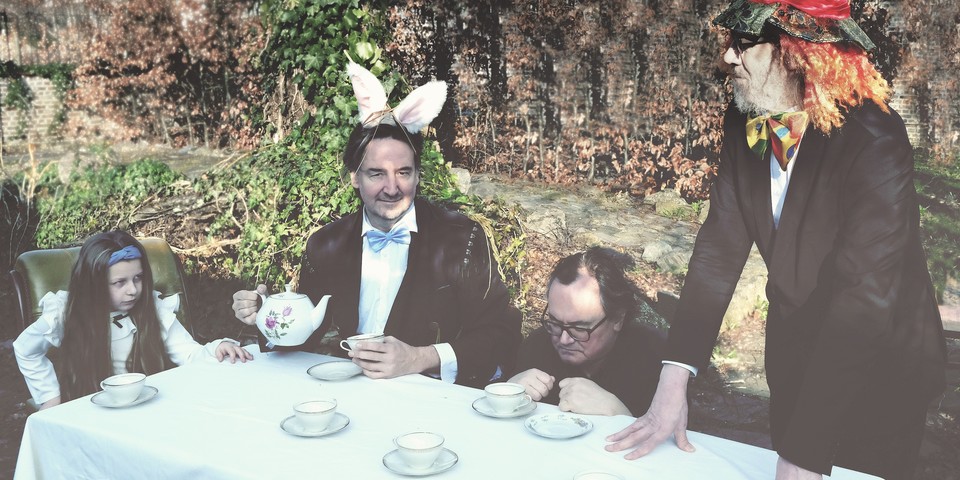 De theetafel van Alice in Wonderland De theetafel van Alice in Wonderland